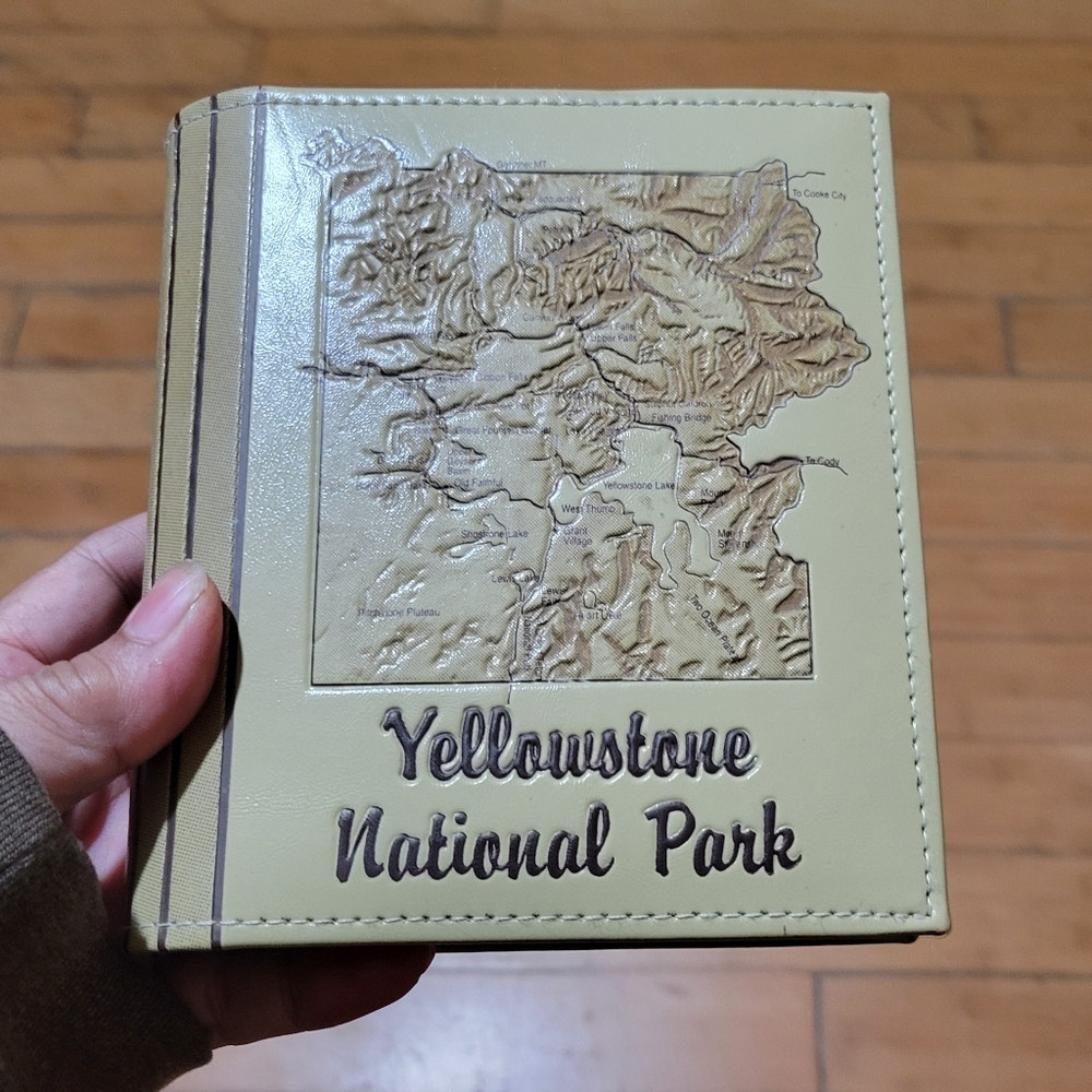 Rare Vtg Yellowstone Photo Album (6" x 6.5")  w/12 Pristine Color 4"x6" Photos